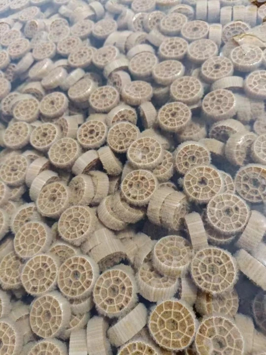 Mídias plásticas submersas para formação de biofilme em estação de tratamento de efluentes.