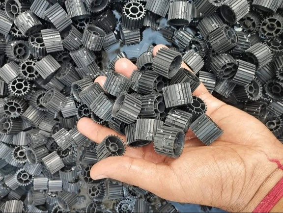 Mídias plásticas cilíndricas utilizadas em sistemas biológicos de tratamento de efluentes.
