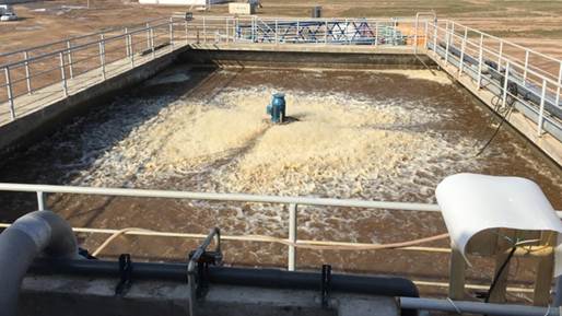 Aerador superficial de fluxo descendente