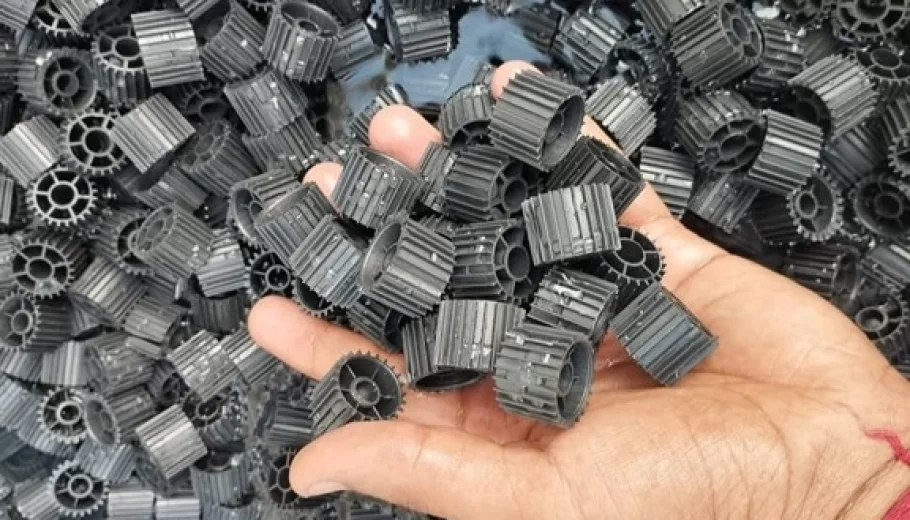 Mídias plásticas cilíndricas utilizadas em sistemas biológicos de tratamento de efluentes.