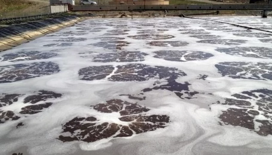 Lagoa aerada de mistura completa com aeração por ar difuso